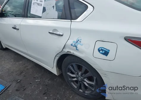 2015 Nissan Altima 2.5 S z USA, uszkodzony, nr VIN 1N4AL3AP2FC249664